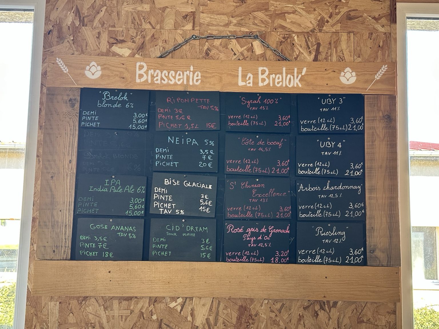 Ardoise des bières pression et tarifs au bar de la brasserie La Brelok'
